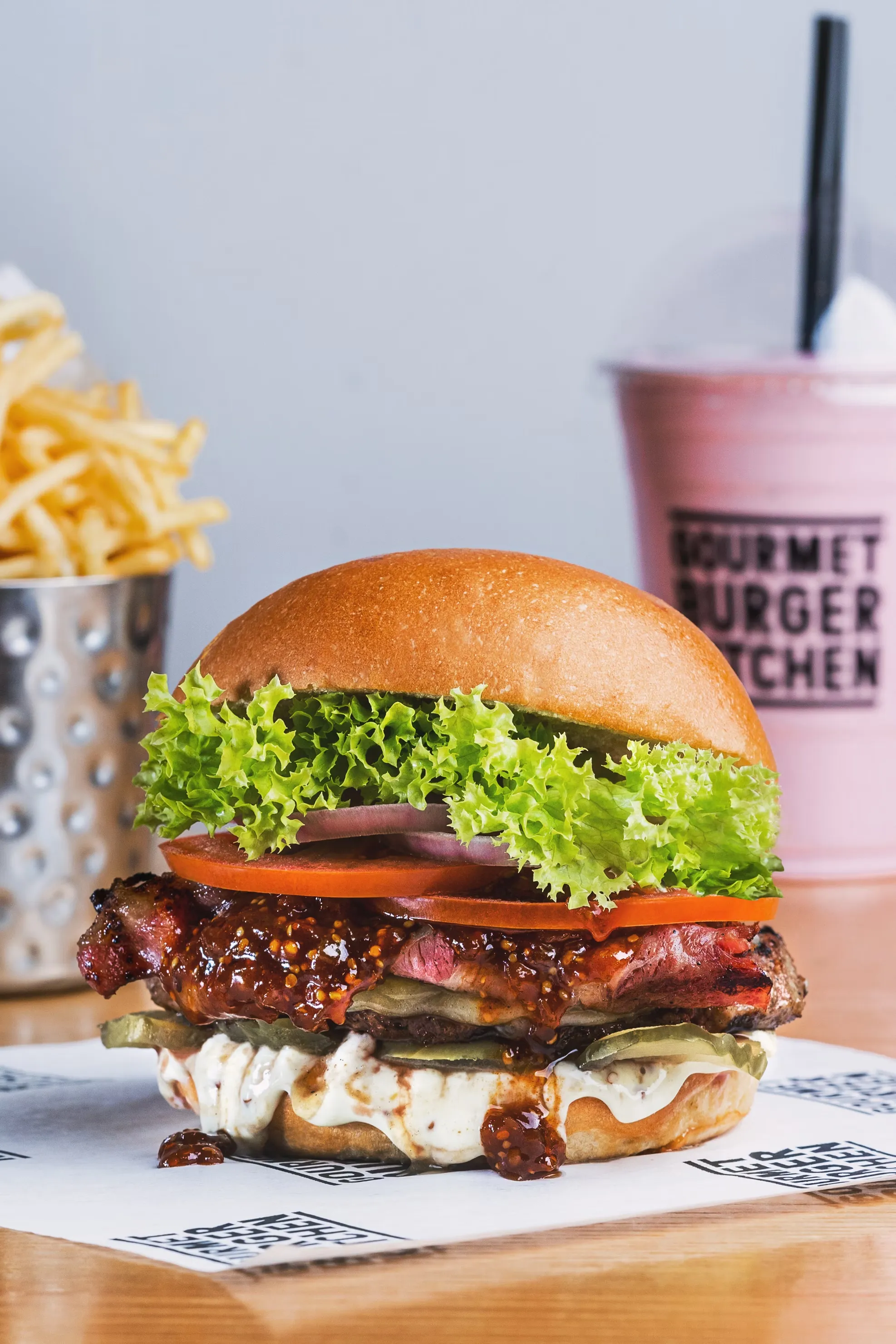 Burger gourmet accompagné de frites