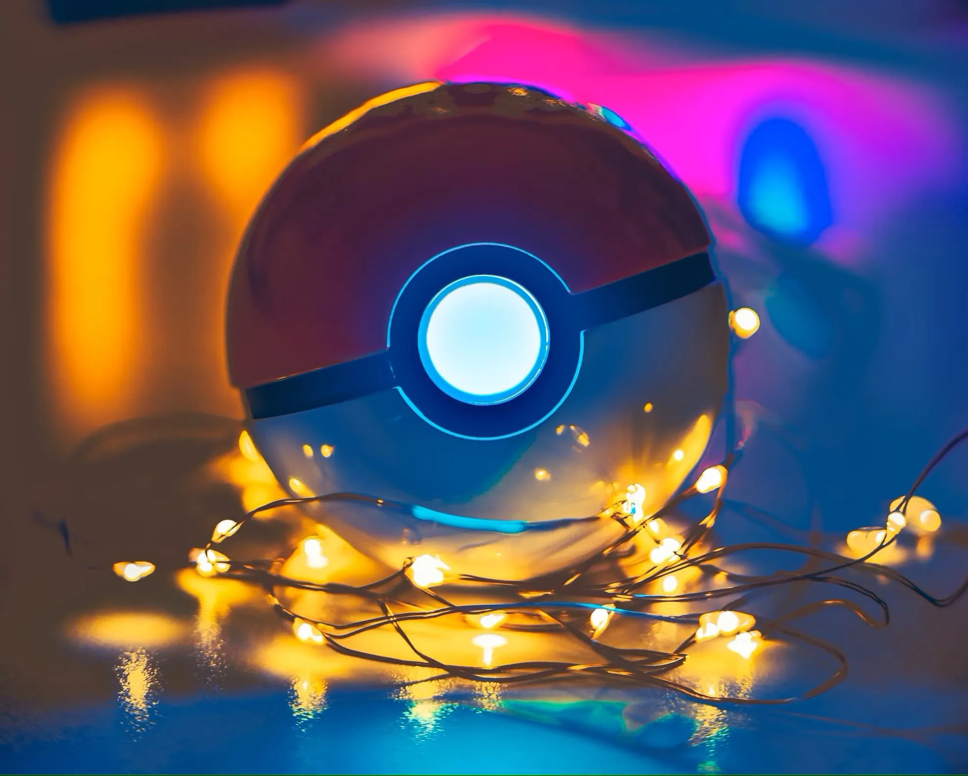 Pokéball lumineuse entourée de guirlandes
